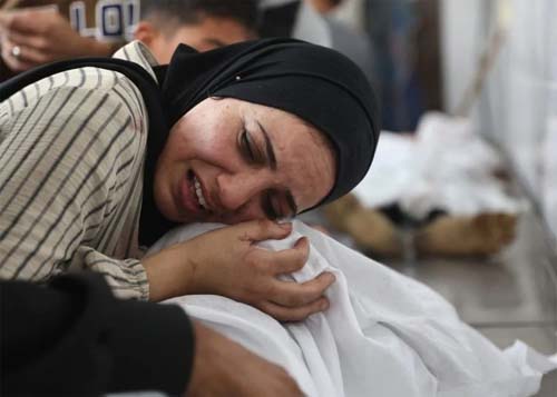 Bombardeios de Israel matam mais de 40 palestinos, incluindo 5 crianças, nesta segunda; fome gera saques em Gaza