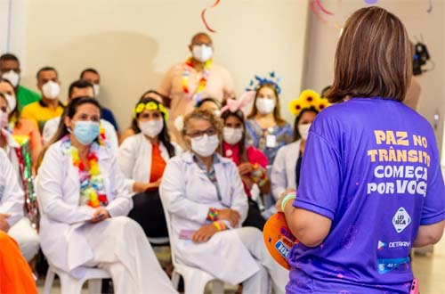 Bloquinho de carnaval alerta usuários do Hospital Regional da Mata sobre perigos no trânsito