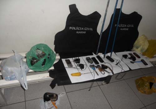 PC apreende barras de ferro e celulares na delegacia de Palmeira