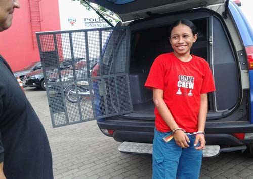 Em Manaus, após ser presa com drogas, mulher diz à imprensa que quer 'aparecer' e 'ficar famosa'