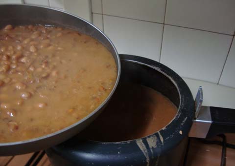 Mulher é jogada na parede e reage com feijão quente 