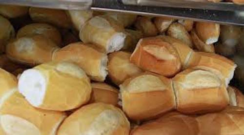 Semana começa com pão francês vendido a 3 por 1 real