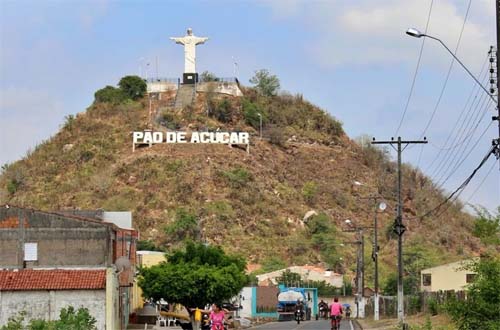 Invasão à residência da mãe do prefeito de Pão de Açúcar termina em roubo