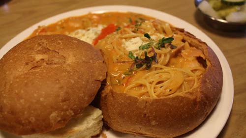 Comer pão, macarrão ou outro tipo de carboidrato à noite engorda?