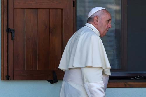 Vaticano cogita ordenar padres casados e mulheres na Amazônia