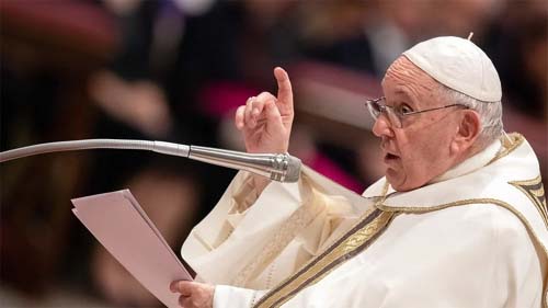 Papa Francisco é internado com infecção respiratória, diz Vaticano