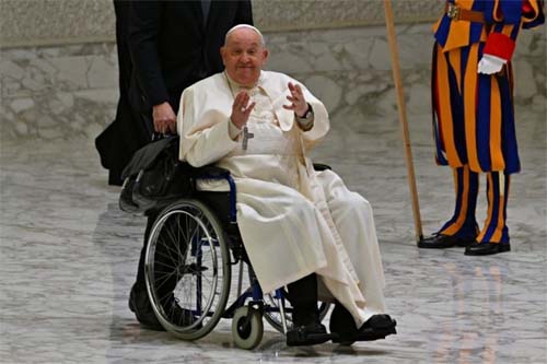 Com voz cansada, papa Francisco agradece 