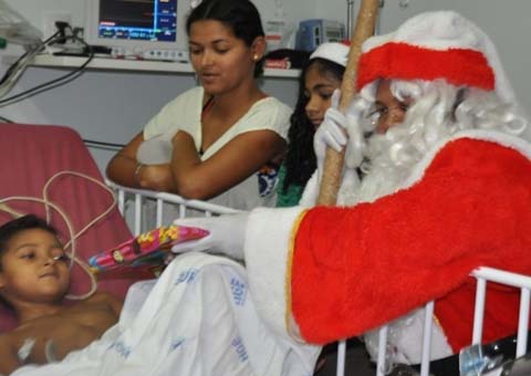 Papai Noel distribui presentes a crianças internadas no HGE