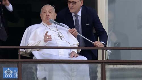 Papa aparece publicamente e abençoa fiéis após 37 dias internado