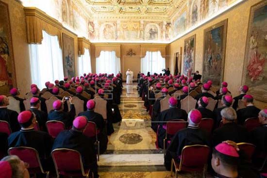 Papa diz que não basta virar a página dos abusos, é preciso reparar os danos