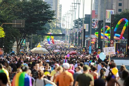 Parada do Orgulho LGBTQ+ celebra 50 anos das primeiras manifestações de luta pela diversidade sexual
