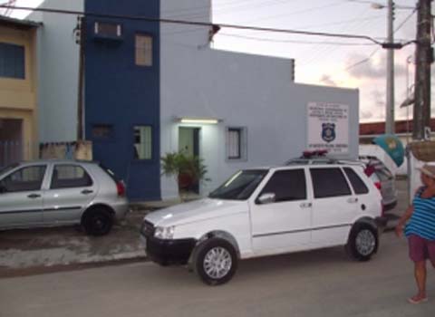 Homem agride esposa e diz que vai beber o sangue da vítima