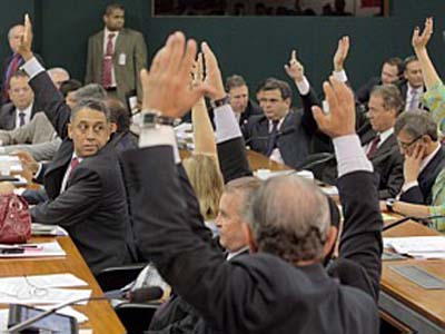 Governo deu ‘bônus’ de R$ 300 milhões a parlamentares para aprovar Orçamento