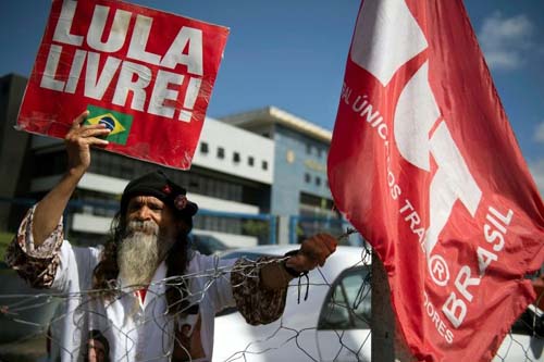 Partidários do ex-presidente Lula celebram Ano Novo em frente à prisão