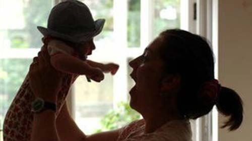 Partos caseiros 'são menos arriscados' do que os de hospital