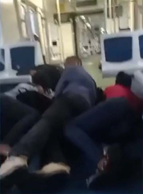 Passageiros deitam no chão de trem durante tiroteio; um PM morreu e outro ficou ferido