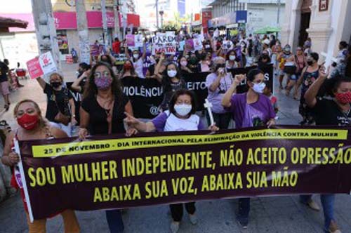 Passeata alerta população sobre necessidade de combate a violência contra a mulher