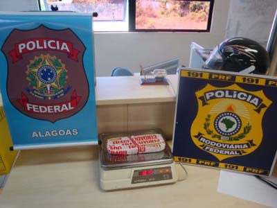 PRF e PF apreendem 11 kg de pasta base cocaína em São Sebastião