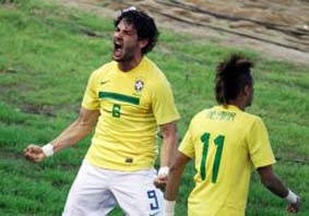 Neymar e Pato acordam, Brasil bate Equador e se classifica em primeiro