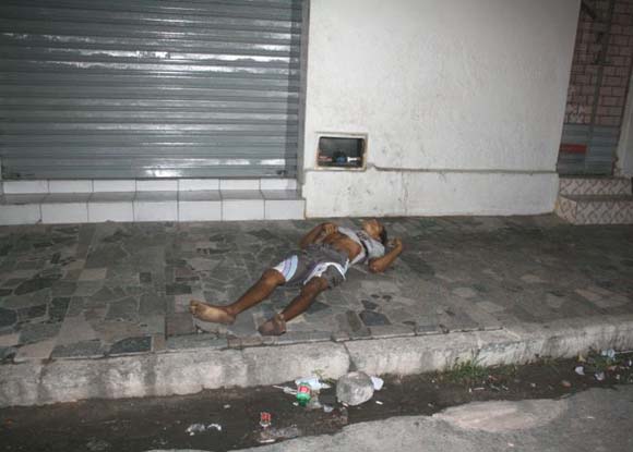 Acusado por assaltos morre e namorada fica ferida na Praça do Pirulito