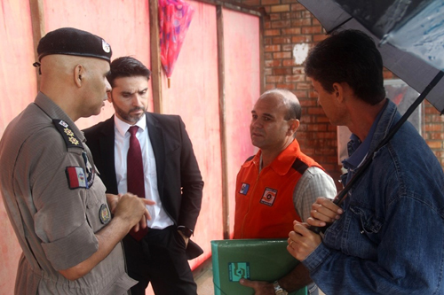 Promotor faz visita as escolas de Joaquim Gomes junto com defesa civil estadual e corpo de bombeiros
