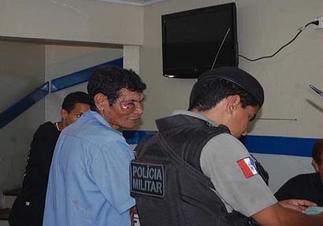 Após esfaquear vizinha, homem é agredido por populares