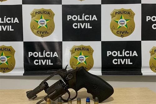 Adolescente de 17 anos é apreendido com revólver e balaclava em Maceió; arma seria de traficante