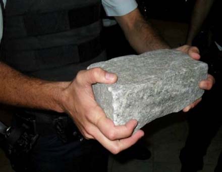 Filho é amarrado pelos irmãos para não agredir pai a pedradas