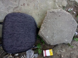 Agente fica ferido na cabeça após ser atingido por uma pedra dentro do CPJ