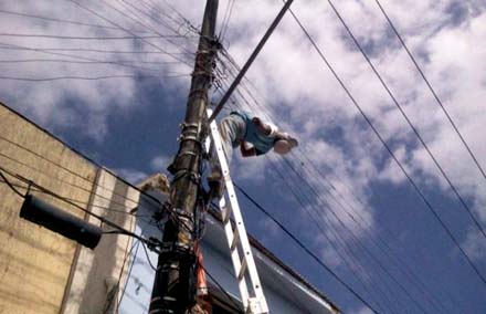 Em Maceió pedreiro morre eletrocutado ao tentar fazer uma ligação em um poste 