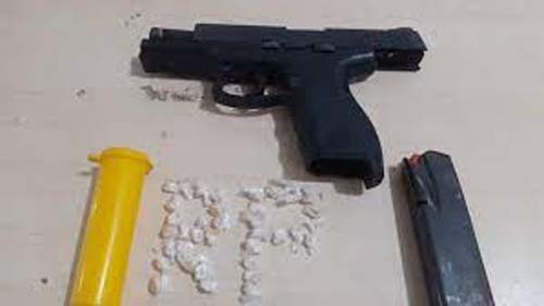 Dupla é presa com mais de 40 pedrinhas de crack e armas de fogo, no Centro de Maceió