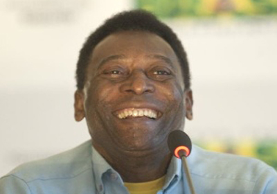 Pelé deixa hospital em cadeira de rodas e chora com carinho dos fãs: Não imaginava