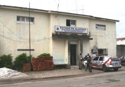 Nove presos serram grades e fogem da Delegacia Regional de Penedo 