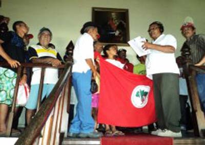 Trabalhadores Rurais Sem Terra ocupam gabinete do prefeito de Penedo 