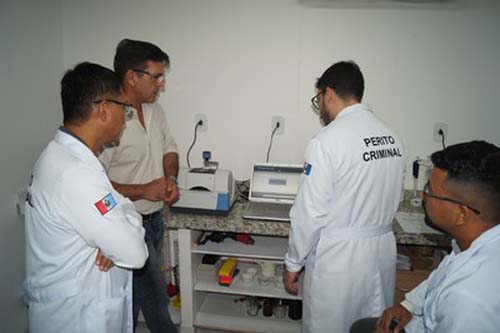 Peritos criminais começam a testar equipamento para análise de drogas