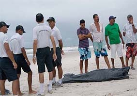 Surfistas encontram corpo de pescador na praia do Sobral 