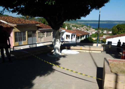 Tarde violenta: homem morre baleado em praça pública 