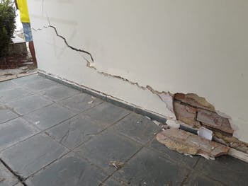 Dez meses após abalos e rachaduras, Prefeitura vai decretar estado de emergência no Pinheiro