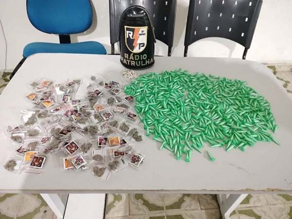 ‘Casa do tráfico’: mais de 500 pinos de cocaína e outras drogas são apreendidos em imóvel abandonado