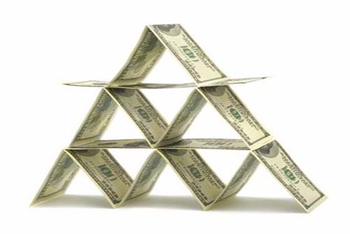 Entenda como funciona o esquema da pirâmide financeira