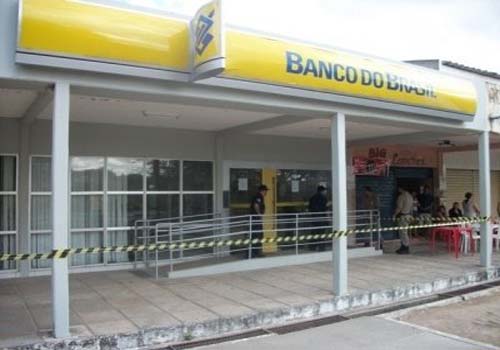 Criminosos cercam companhia policial e explodem agência bancária em Piranhas