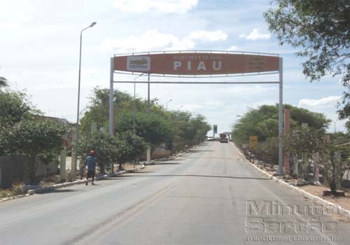 Homem é assassinado na presença da polícia em Piranhas 