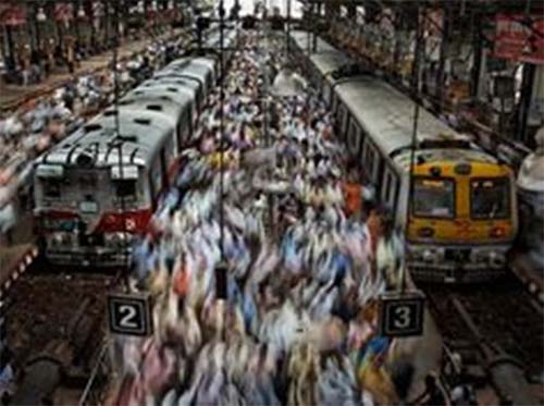 Pisoteamento em estação de trem deixa 15 mortos na Índia