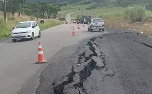 Asfalto cede na AL-220 e via está parcialmente interditada