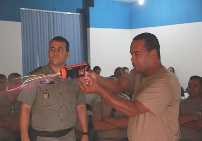 Policiais concluem curso para usar armas de choque contra o crack