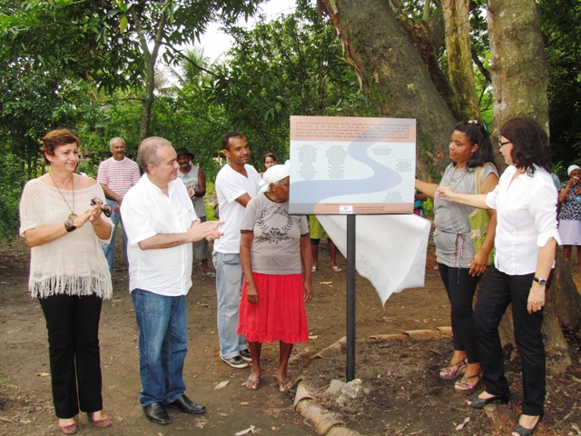 Placa em homenagens a sobreviventes da cheia é roubada