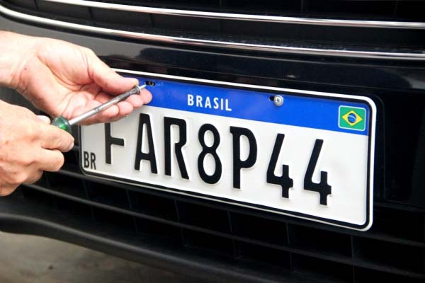 Detran divulga lista de empresas credenciadas para estampar novas Placas de Identificação Veicular
