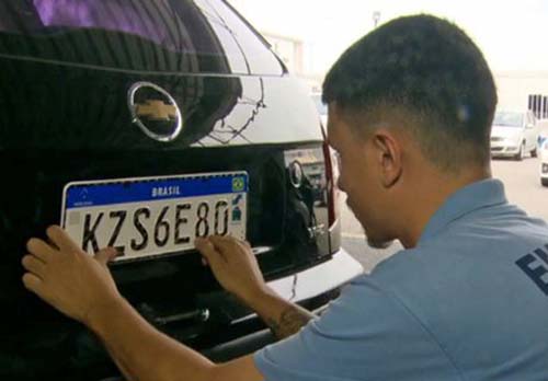 Placas padrão Mercosul começam a valer este mês