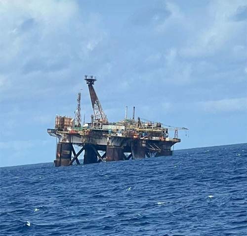 Plataforma inclinada na Bacia de Campos trava e está segura, diz Petrobras