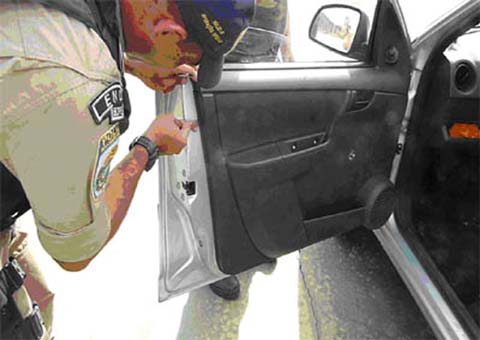 Cão labrador localiza drogas dentro de carro no sertão